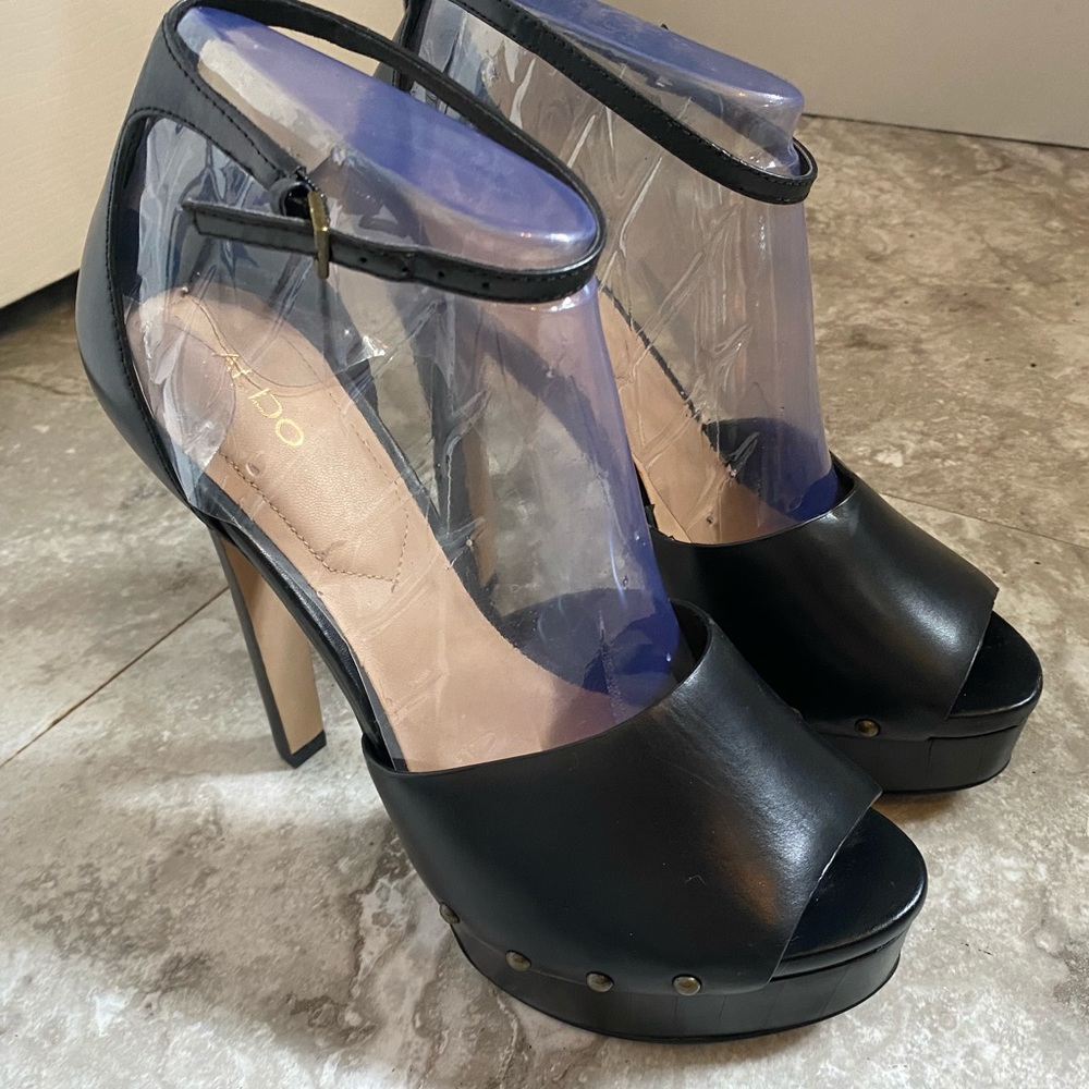 Peep-toe black high-heels from Aldo!! Beautiful shoe!! US 9/EU 40!! 2.5in heels!